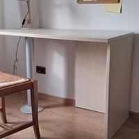 Scrivania beige con mobile laterale