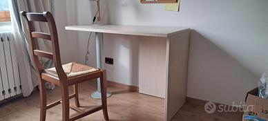 Scrivania beige con mobile laterale