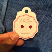 orecchini rossi a forma di cuoricino