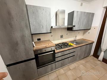 Cucina completa di elettrodomestici