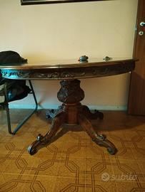 tavolo intagliato a mano