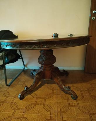 tavolo intagliato a mano