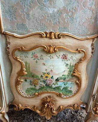 Vetrina in sile rococo