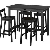 Tavolo alto nero con sgabelli