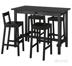 Tavolo alto nero con sgabelli