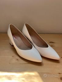Scarpa elegante bianca con tacco basso