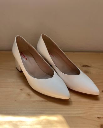 Scarpa elegante bianca con tacco basso