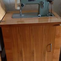 Mobile con macchina da cucire vintage (collezione)