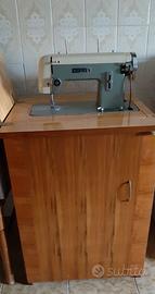 Mobile con macchina da cucire vintage (collezione)