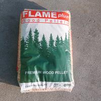 pellet e legna da ardere in paletta 