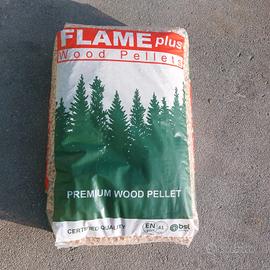 pellet e legna da ardere in paletta 