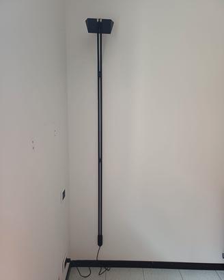 Lampada da terra a stelo moderna di design nero 