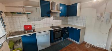 Cucina con elettrodomestici 