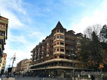 Appartamento di 256 m² con più di 5 locali e box a