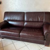 Divani artigianali in vera pelle tenuti in ottime