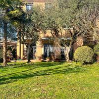 LUMINOSO TRILOCALE CON TAVERNA, GIARDINO DI 900MQ