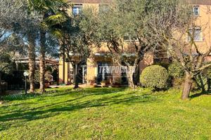 LUMINOSO TRILOCALE CON TAVERNA, GIARDINO DI 900MQ