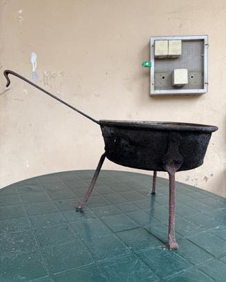 Calderone con tre piedi e manico