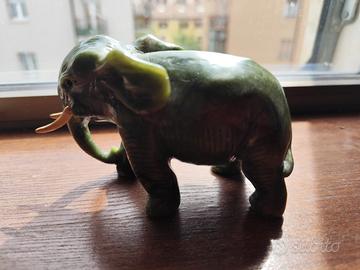 elefante in giada nefrite gr. 610
