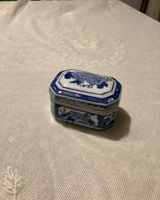 Scatolina in porcellana cinese vintage