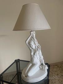 Lampada con base in ceramica corpo femminile