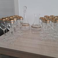 servizio di calici di vino e acqua