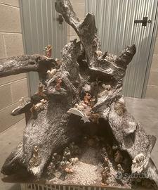 Presepio artigianale su tronco in legno