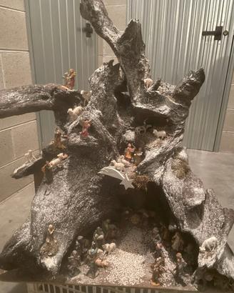 Presepio artigianale su tronco in legno