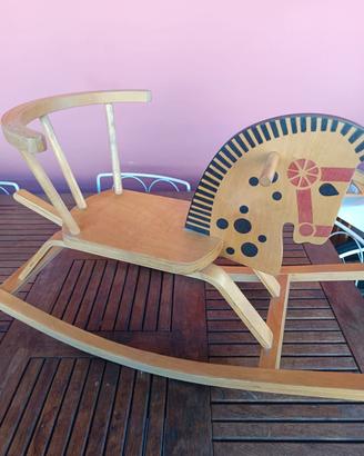 cavallo a dondolo in legno