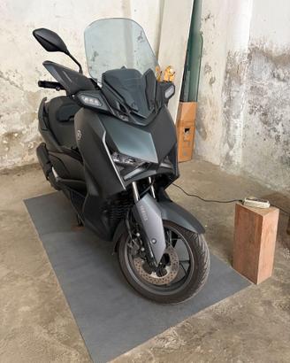 Yamaha XMAX 300 (2024) Sonic Grey 1.800 km