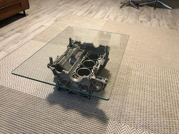 Tavolino realizzato con motore Porsche 997