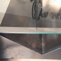 tavolino in legno con vetro e libreria con vetrine