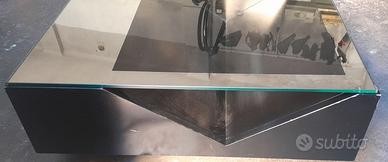 tavolino in legno con vetro e libreria con vetrine