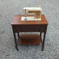 Macchina da cucire vintage Singer Panoramic 650G