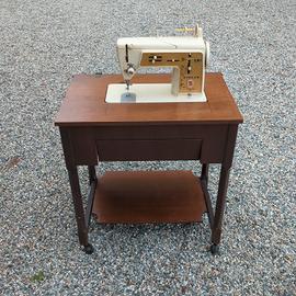Macchina da cucire vintage Singer Panoramic 650G