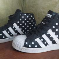 Adidas alte nere a pois bianchi modello Superstar