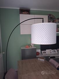 Lampada da terra ad arco IKEA con paralume