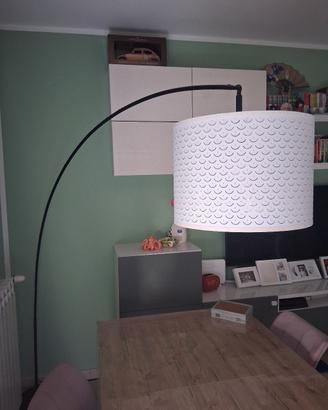 Lampada da terra ad arco IKEA con paralume
