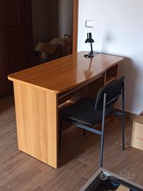 Scrivania da camera con sedia