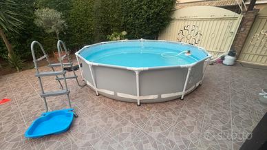 Piscina completa di tutto.