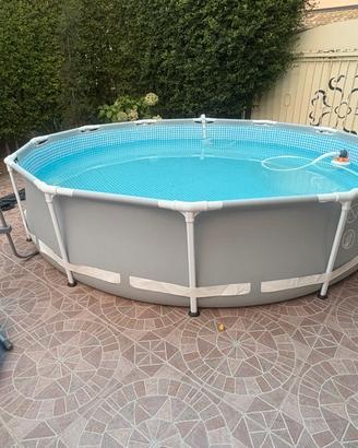 Piscina completa di tutto.