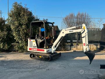 E215 Mini escavatore 16 q Bobcat 320