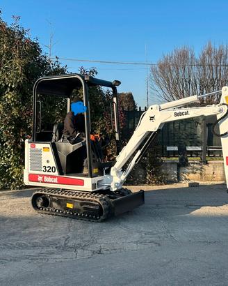 E215 Mini escavatore 16 q Bobcat 320