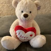 Orso di peluche bianco con cuore
