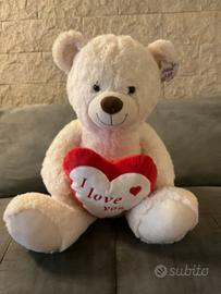 Orso di peluche bianco con cuore