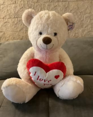 Orso di peluche bianco con cuore