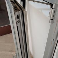 Finestra con telaio in alluminio
