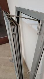 Finestra con telaio in alluminio