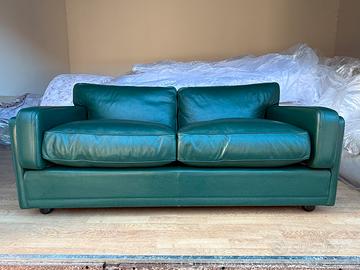 Divano di Poltrona Frau in pelle verde