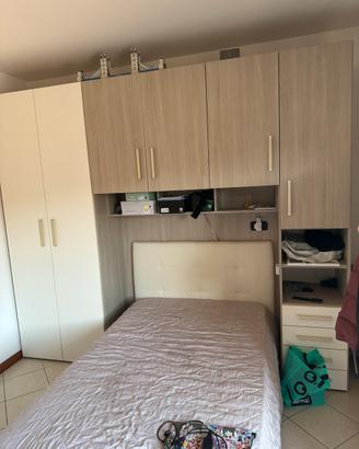 Camera completa con armadio a ponte e letto